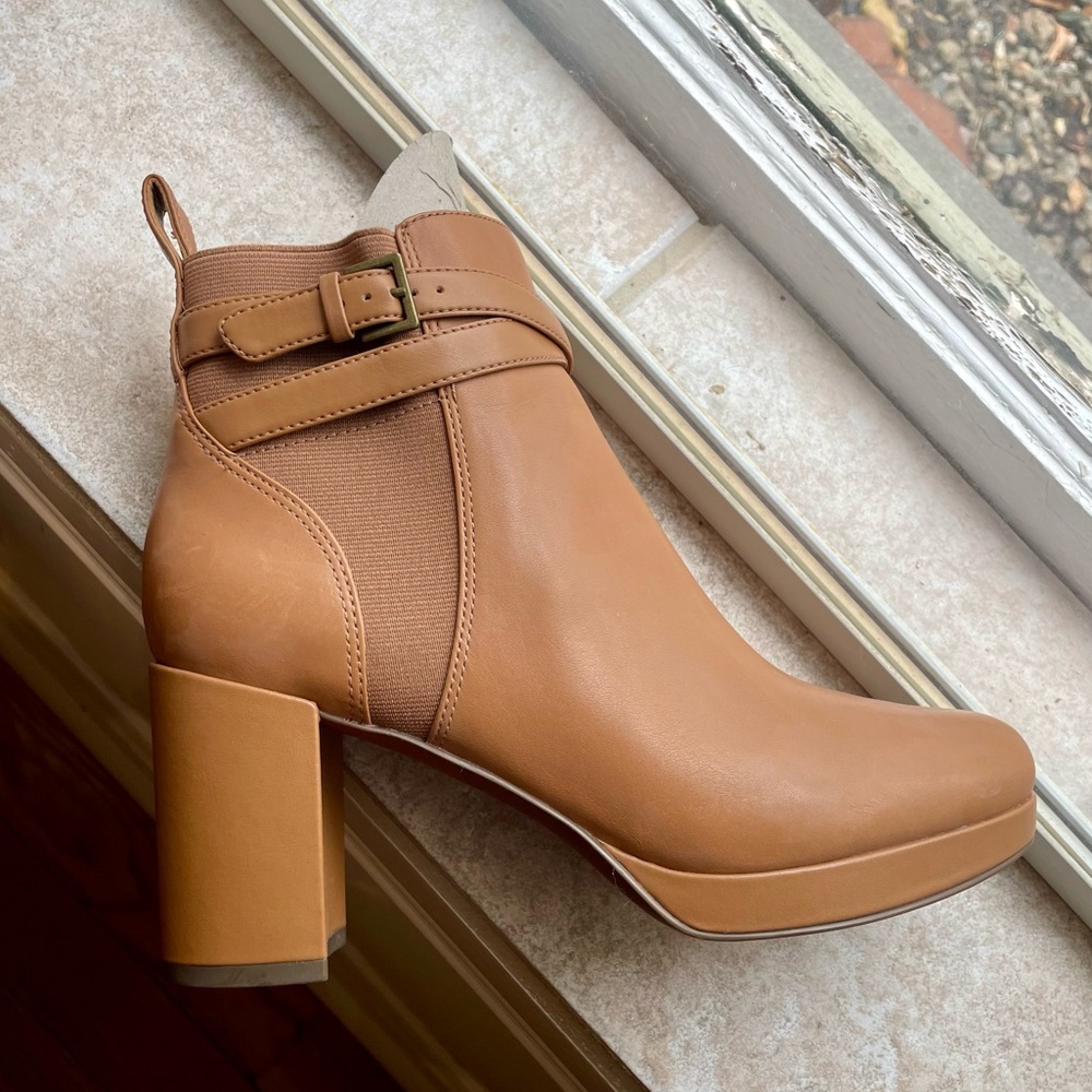 NWOT Vionic Nella Ankle Boot